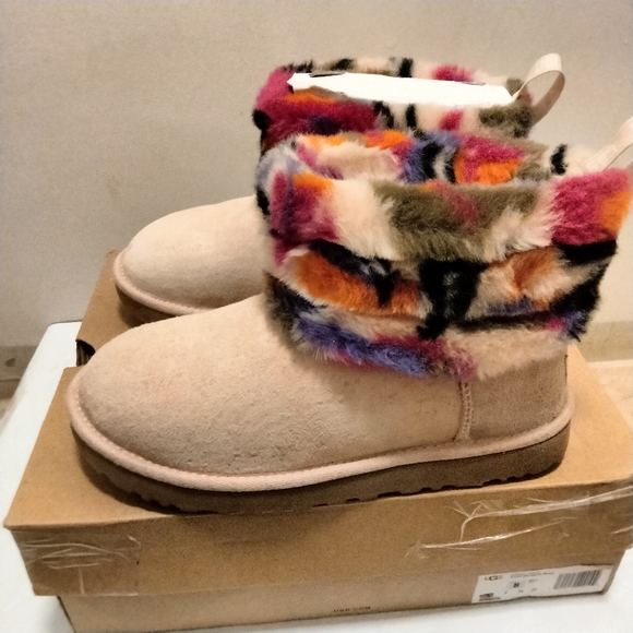 UGG Fluff Mini Quilted Motlee Boots (Size 8 Women's - Picture 3 of 11